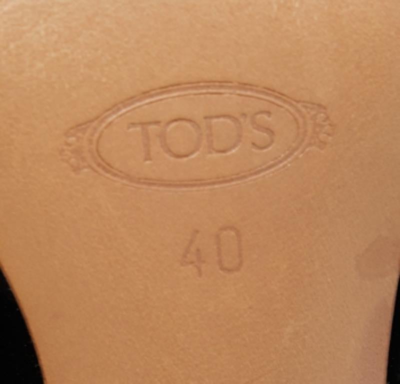 Sfoggiate uno stile elegante con questo paio di décolleté. Queste scarpe eleganti sono realizzate con materiali di qualità. Sono montati su suole resistenti e tacchi eleganti.