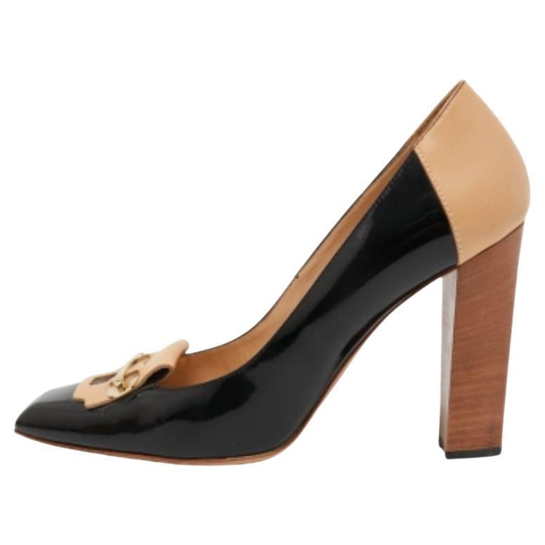 Décolleté con tacco quadrato in vernice e pelle nera di Tod's taglia 40 in vendita