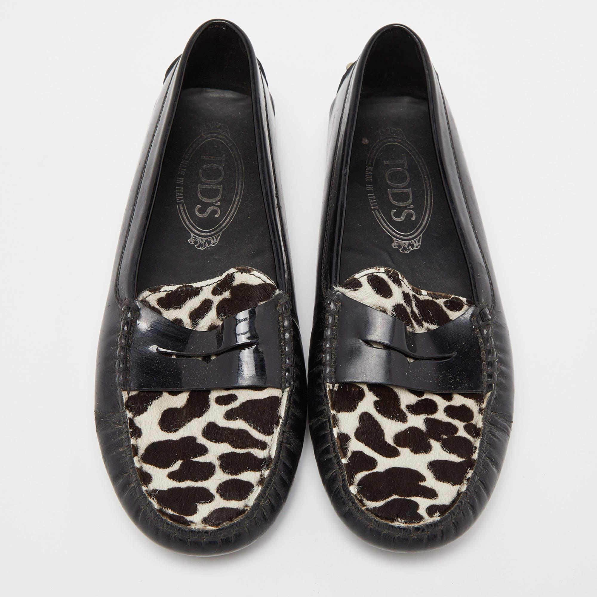 Tod's Black Patent Leather And Calf Hair Gommino Penny Loafers Size 36 In Good Condition For Sale In Dubai, Al Qouz 2