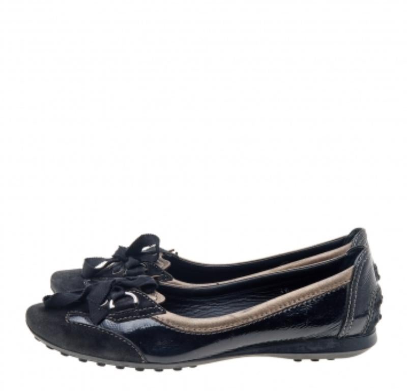Si vous êtes à la recherche d'une paire de chaussures confortables, cette création de Tod's est la réponse. Confectionnée en cuir verni et en daim et dessinée dans une forme raffinée, cette paire de mocassins noirs apporte un mélange de luxe et de