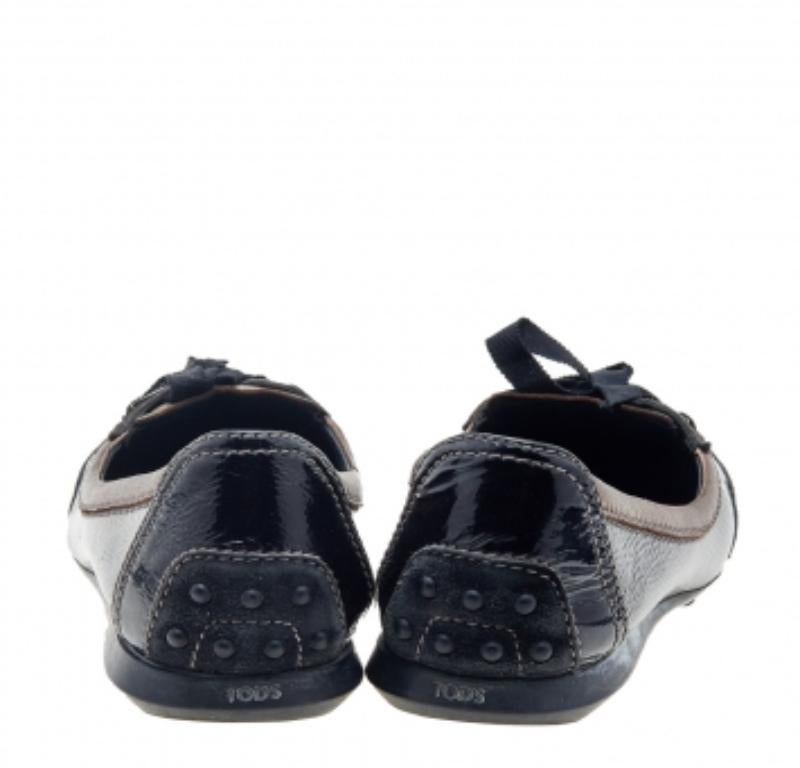 Tod's Mocassins à lacets en cuir verni et daim noir Taille 36 en vente 2