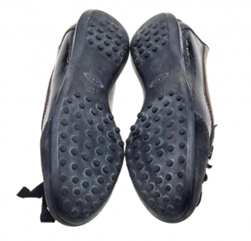 Tod's Mocassins à lacets en cuir verni et daim noir Taille 36 en vente 3