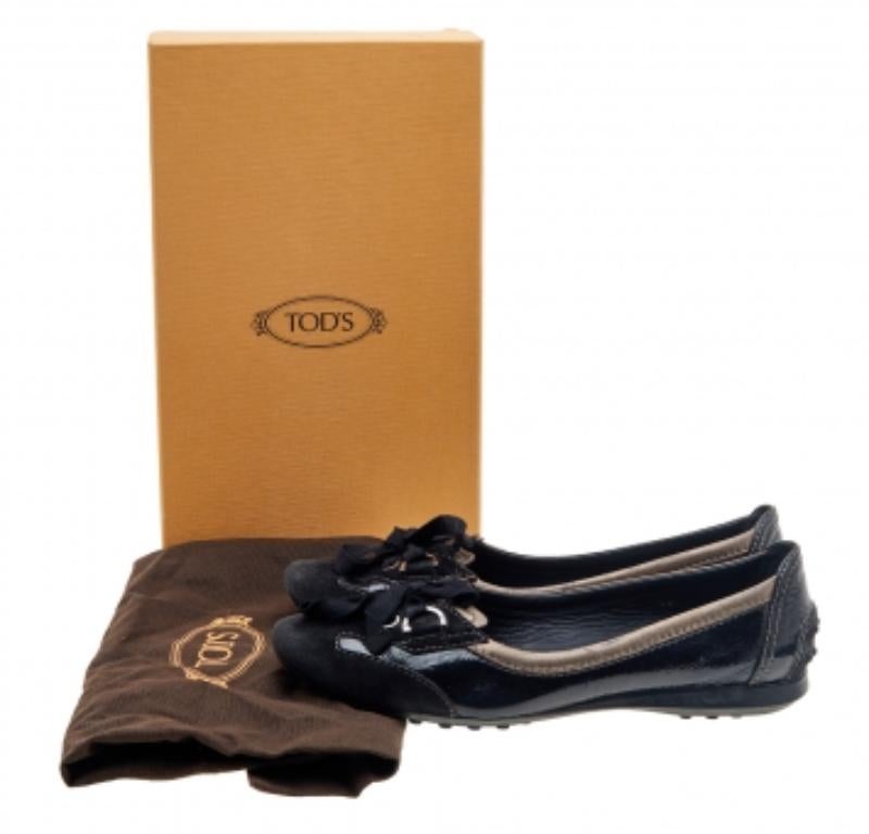 Tod's Mocassins à lacets en cuir verni et daim noir Taille 36 en vente 4