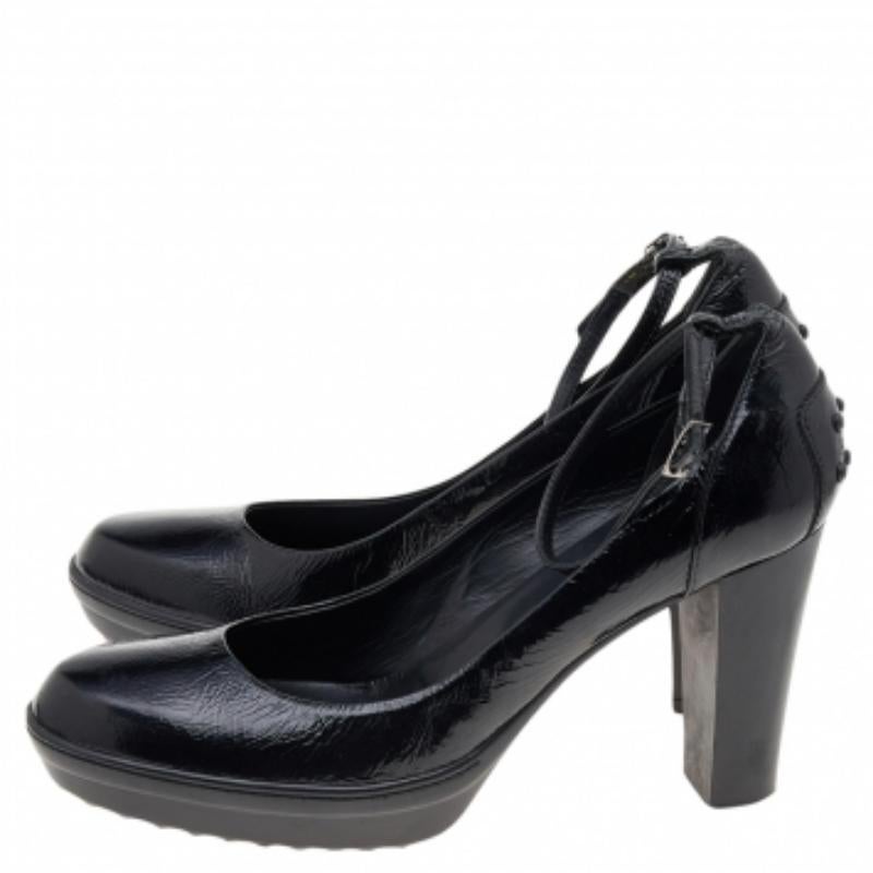 Crafted out of black patent leather, these pumps will add a luxe touch to your overall look. They feature covered toes, 10 cm heels and buckle ankle straps. This stylish pair from Tod's will make a great addition to your collection.