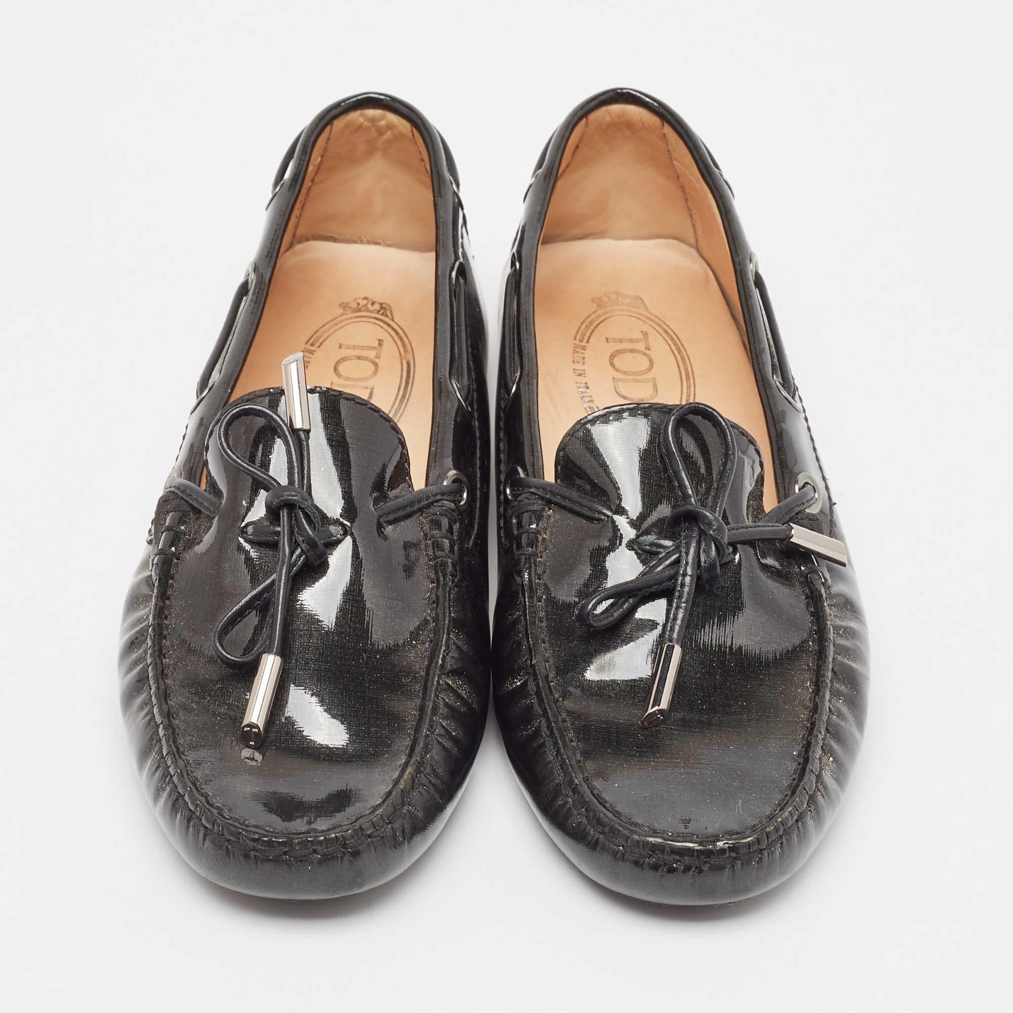 Tod's Black Patent Leather Bow Loafers Size 36.5 In Good Condition For Sale In Dubai, Al Qouz 2