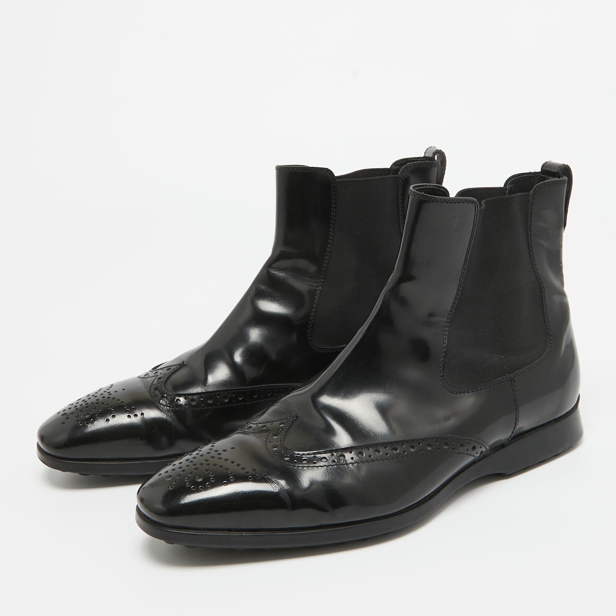 Nail a confident look with these designer Chelsea boots from Tod's! They're made of patent leather and added with elastic panels.