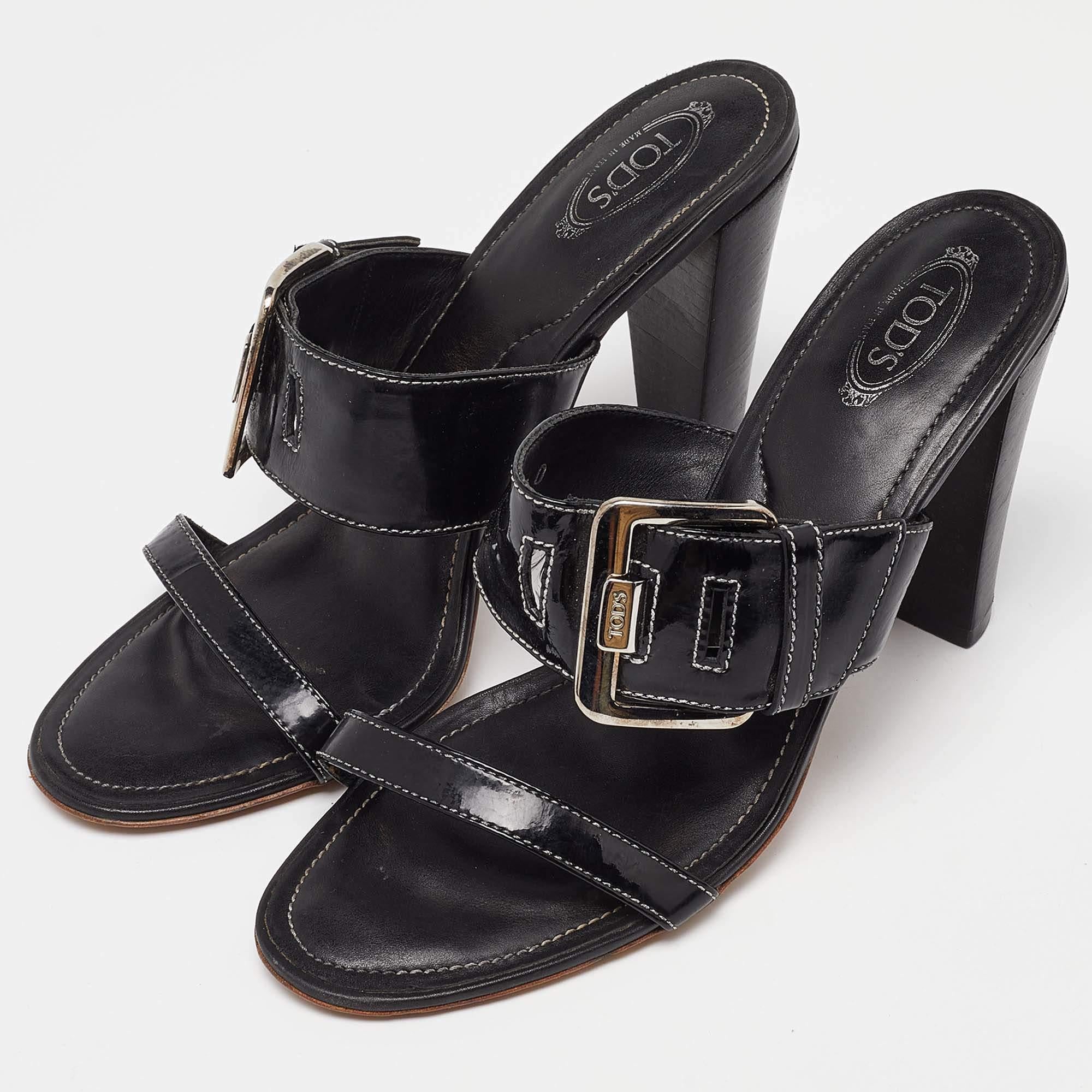 These sandals will frame your feet in an elegant manner. Crafted from quality materials they display a classy design and comfortable insoles.
