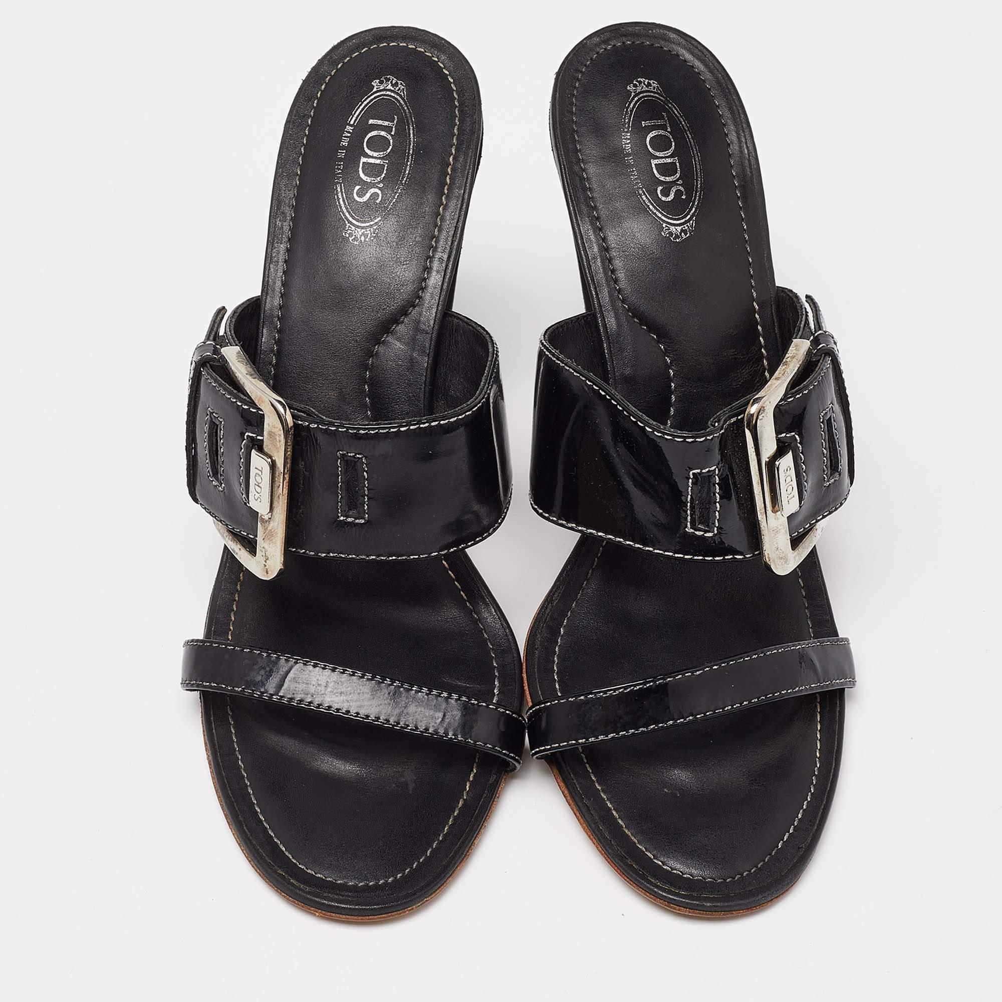 Tod's Black Patent Leather Buckle Detail Open Toe Sandals Size 40 In Good Condition For Sale In Dubai, Al Qouz 2