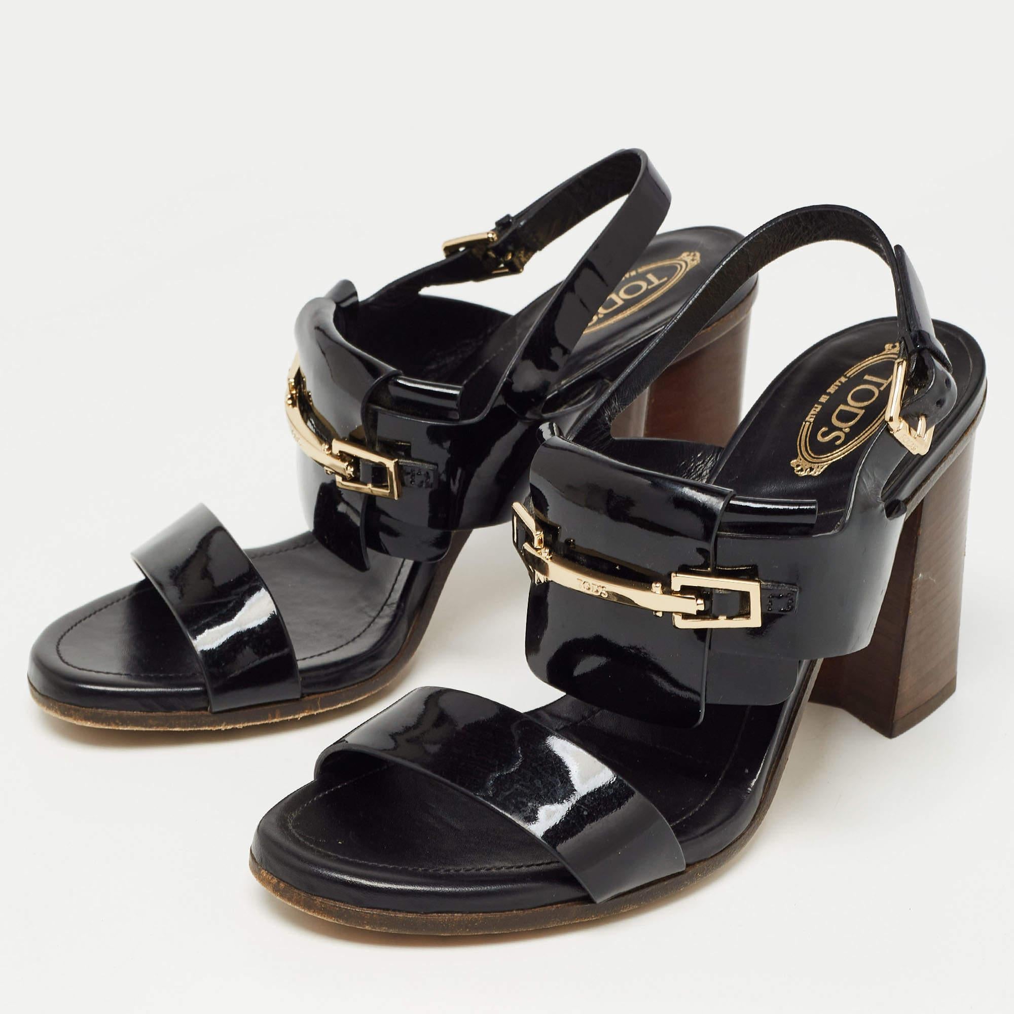 These sandals will frame your feet in an elegant manner. Crafted from quality materials, they display a classy design and comfortable insoles.