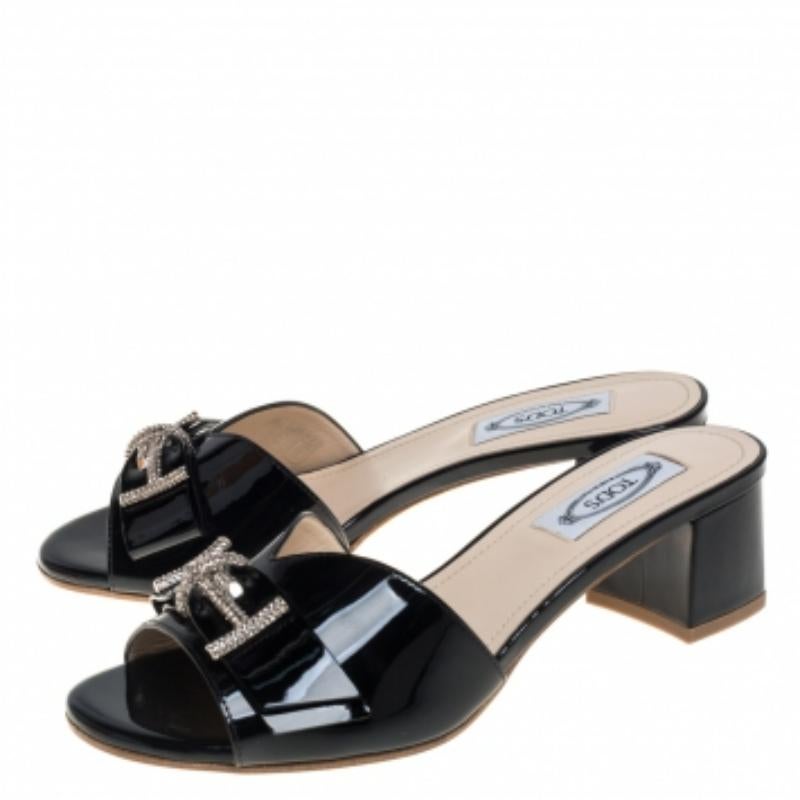 Tod's Black Patent Leather Double T Embellished Slide Sandals Size 36.5 In Good Condition For Sale In Dubai, Al Qouz 2
