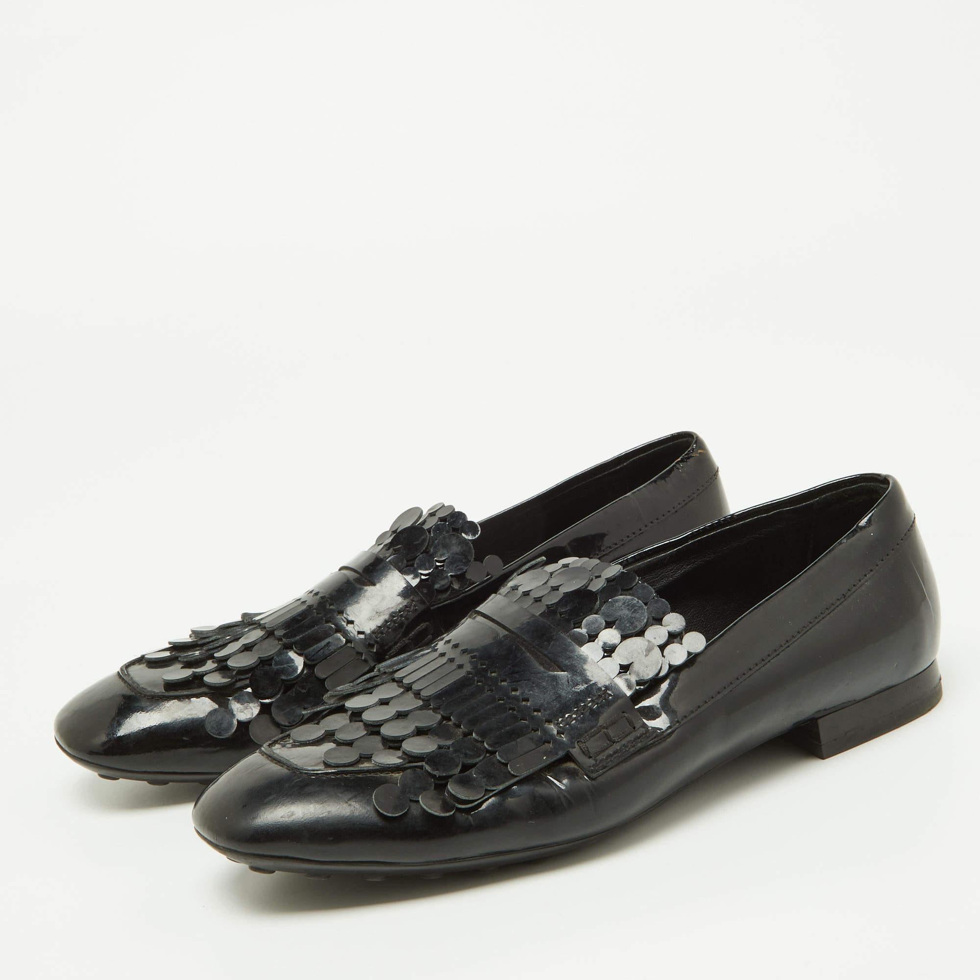Um Ihre Kleidung perfekt zu ergänzen, bringen wir Ihnen dieses Paar Slipper, die nichts als Stil sprechen. Die Schuhe wurden mit viel Geschick gefertigt und sind so konzipiert, dass sie sich leicht anziehen lassen. Sie sind genau die richtige Wahl,