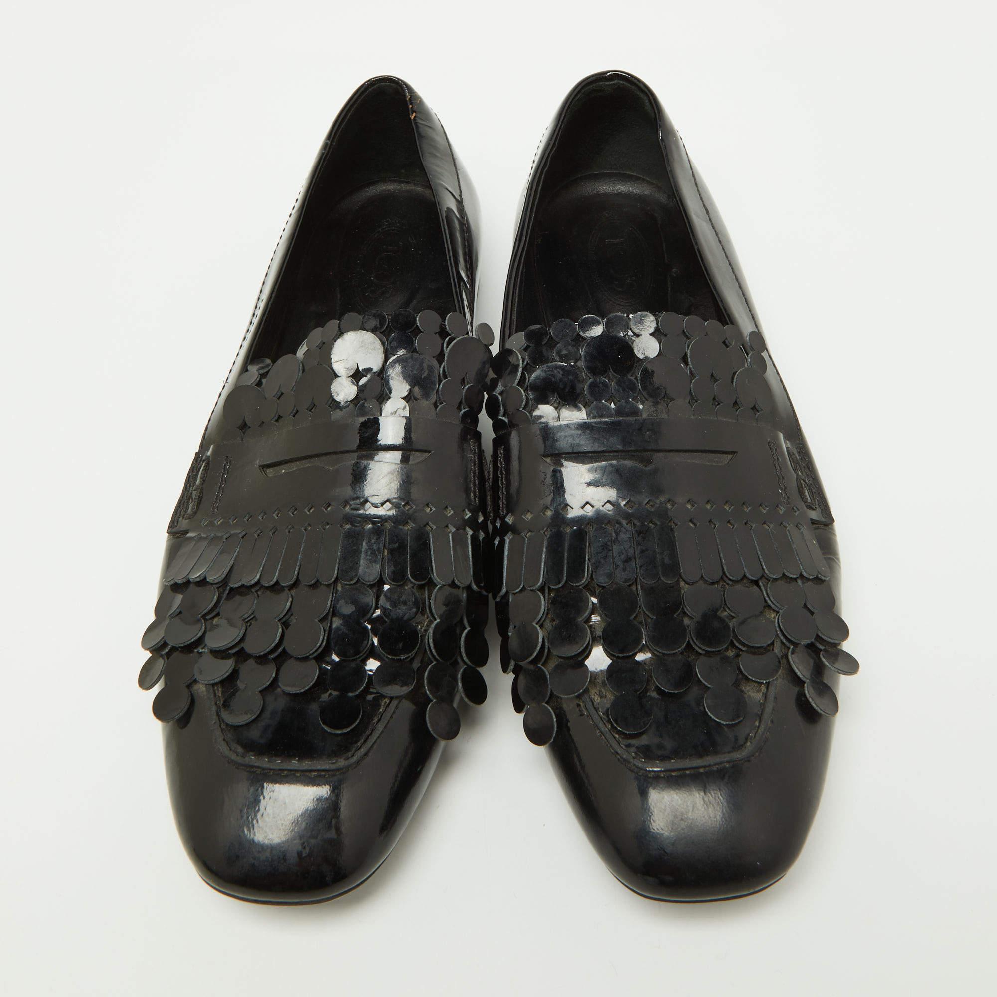 Tod's Schwarze Lackleder Laser Cut Fransen Loafers Größe 38,5 im Zustand „Gut“ im Angebot in Dubai, Al Qouz 2