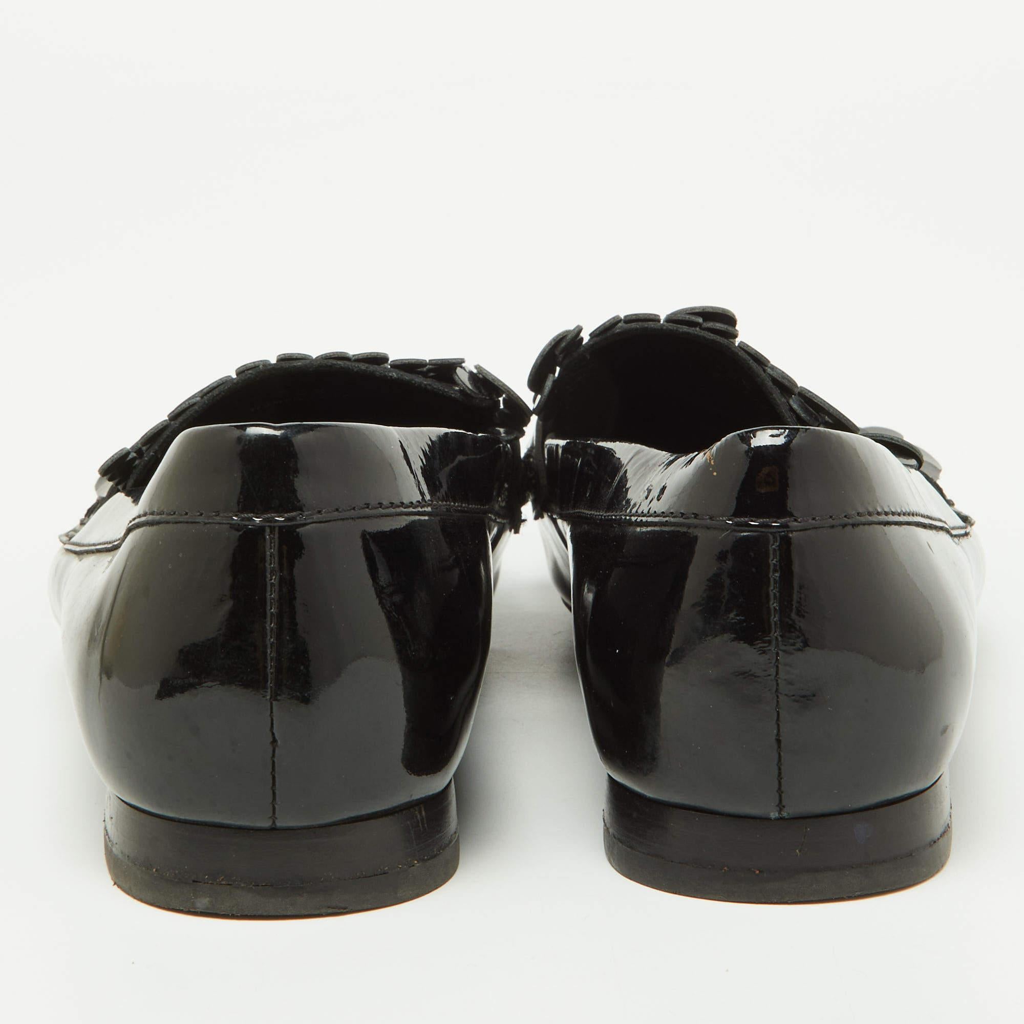 Tod's Schwarze Lackleder Laser Cut Fransen Loafers Größe 38,5 im Angebot 1