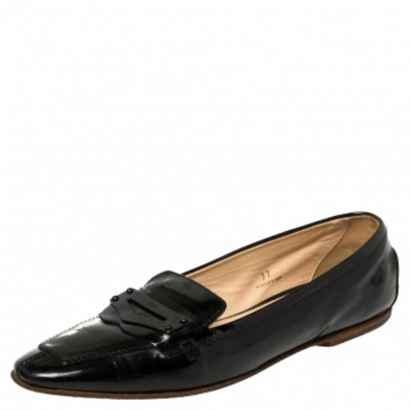The beauty of these loafers is their comfort factor and the label-engraved Penny accents on the uppers. Made from patent leather, these black loafers are lined with leather and shaped to envelop your feet with bliss.