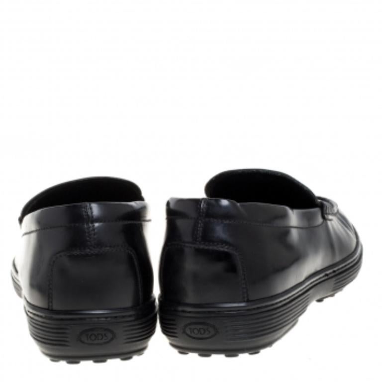 Stylish and super comfortable, this pair of loafers by Tod's will make a great addition to your shoe collection. They have been crafted from high-quality patent leather and styled with Penny keeper straps. Leather insoles and rubber pebbled outsoles