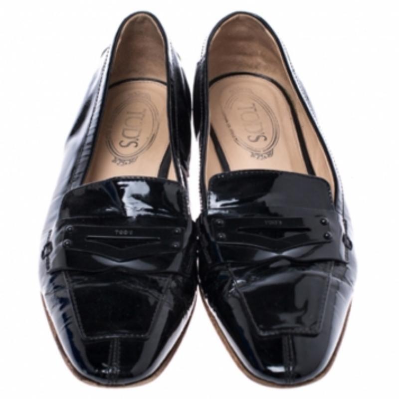 Les mocassins ne sont pas seulement élégants, ils sont aussi confortables et faciles à porter. Cette jolie paire signée Tod's accompagnera à la perfection une tenue décontractée. Elles sont réalisées en cuir verni et conçues avec des orteils pointus