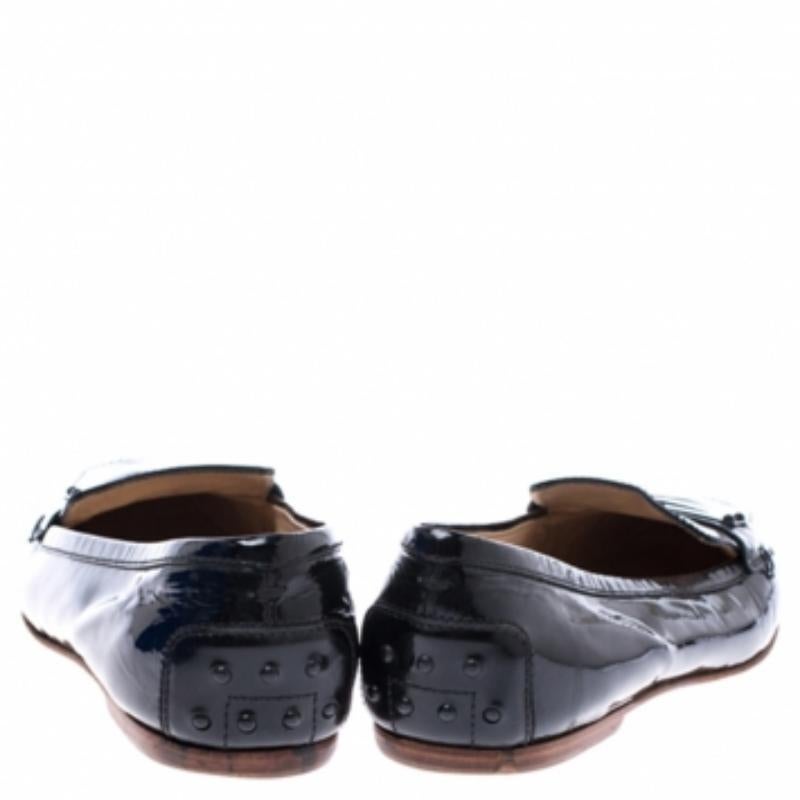 Tod's Penny Loafer en cuir verni noir Taille 40 Bon état - En vente à Dubai, Al Qouz 2