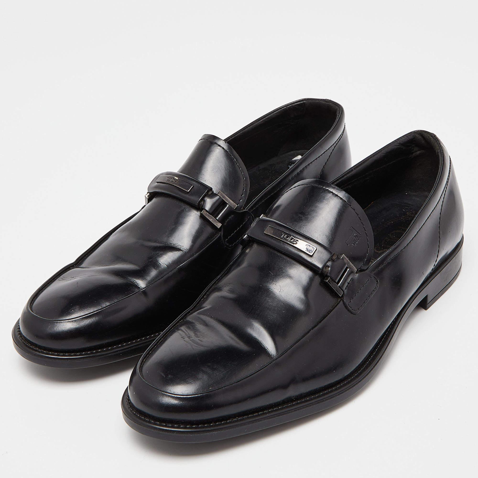 To perfectly complement your attires, we bring you this pair of loafers that speak nothing but style. The shoes have been crafted with skill and are designed to be easy to slip on. They are just the right choice to complement your fashionable side.
