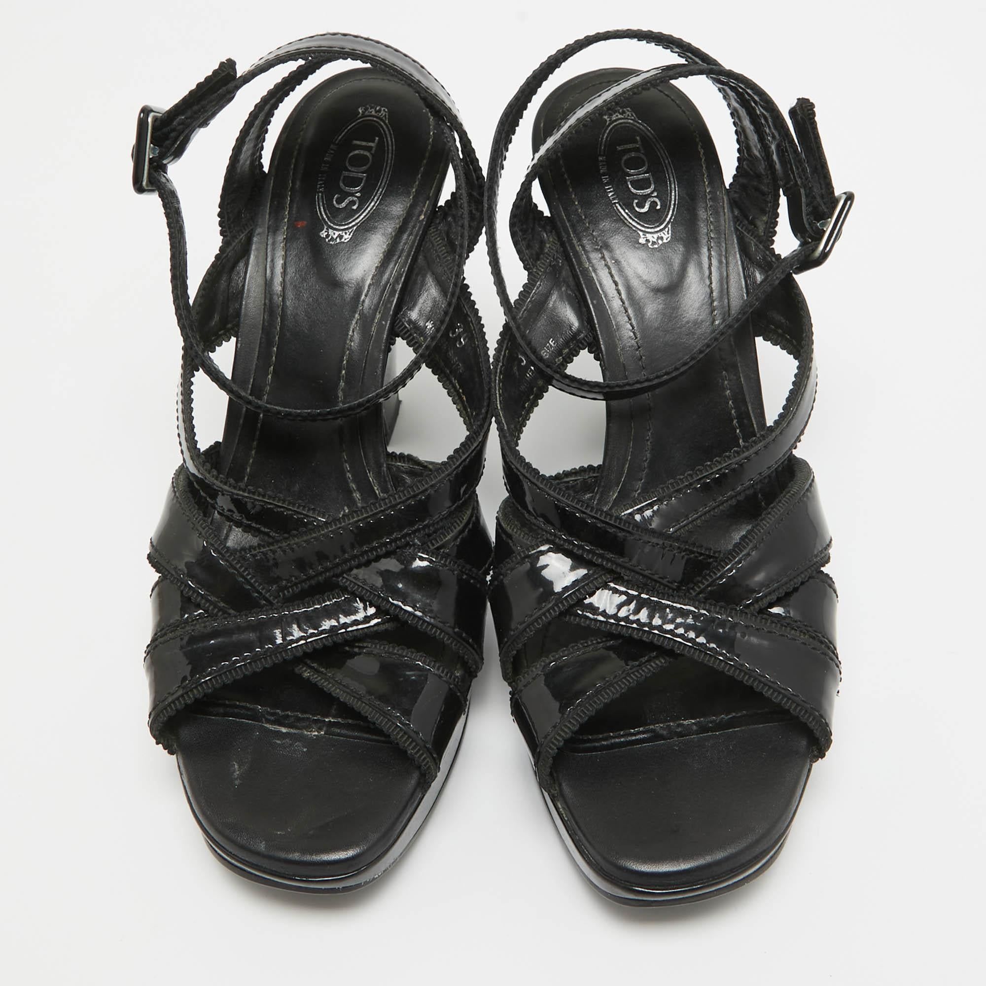 Tod's Black Patent Leather Strappy Platform Sandals Size 39 In Good Condition For Sale In Dubai, Al Qouz 2