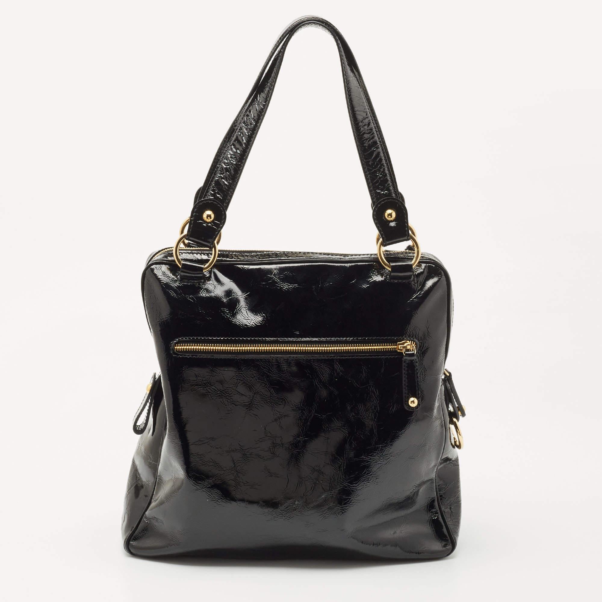 This satchel from Tod's is a creation meant to assist you with style and ease. It comes crafted from patent leather and is detailed with multiple pockets on the front. Two handles are provided for you to carry it, and a spacious interior is to house