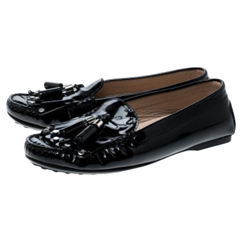 Diese Loafer von Tod's sind nicht nur sehr attraktiv, sondern auch sehr gekonnt gemacht. Sie wurden aus Lackleder gefertigt und mit hübschen Nähten und Quasten über Fransen auf dem Obermaterial gestaltet. Die Loafer haben eine schöne Form und sind