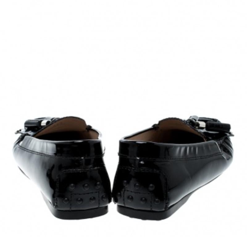 Tod's Loafers aus schwarzem Lackleder mit Quaste, Größe 36,5 im Zustand „Gut“ im Angebot in Dubai, Al Qouz 2