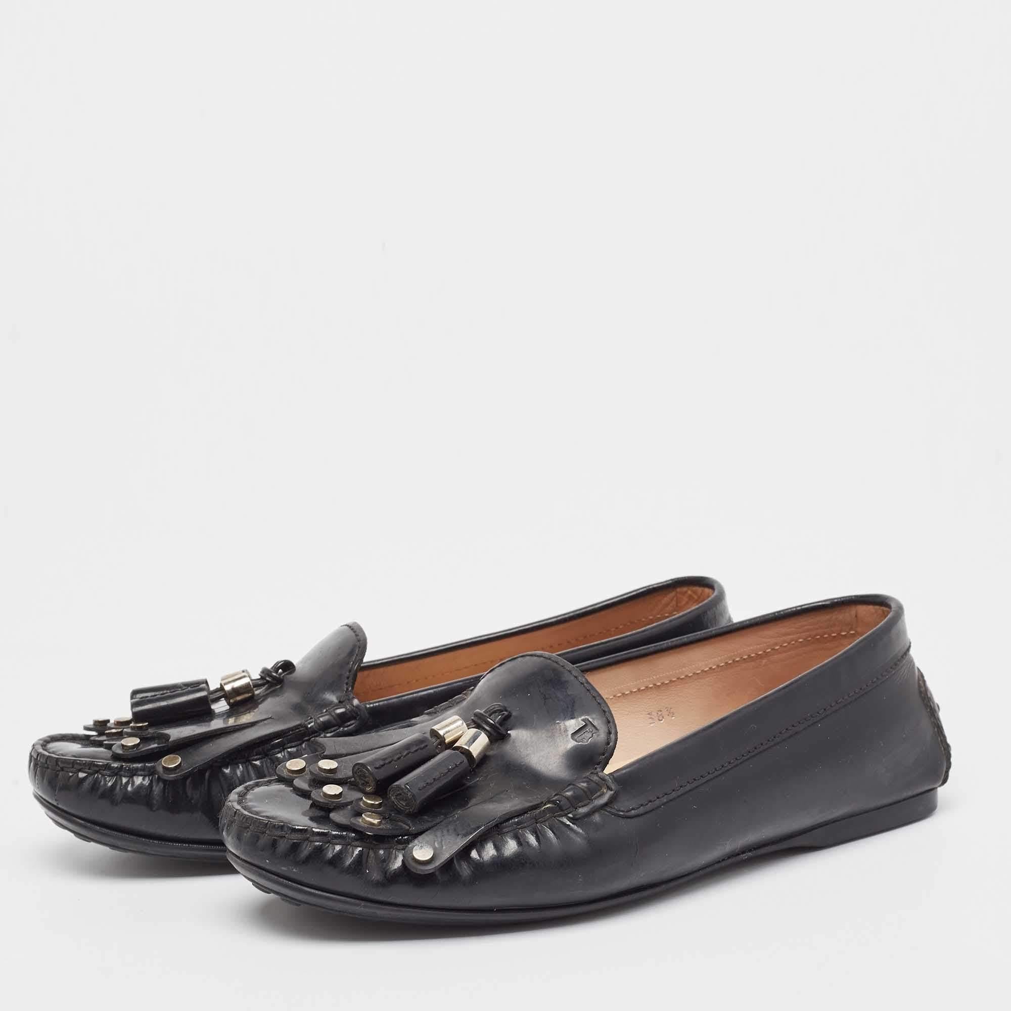 Um Ihre Kleidung perfekt zu ergänzen, bringen wir Ihnen dieses Paar Loafer, die nichts als Stil sprechen. Die Schuhe wurden mit viel Geschick gefertigt und sind so konzipiert, dass sie sich leicht anziehen lassen. Sie sind genau die richtige Wahl,