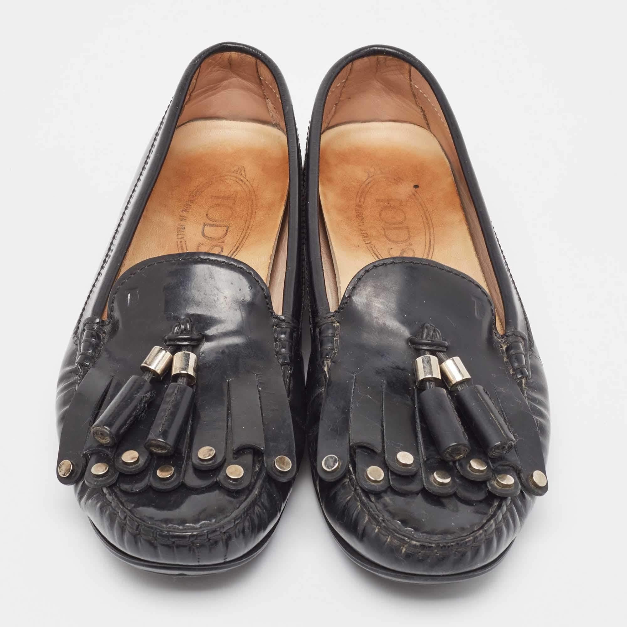 Tod's Schwarz Lackleder Tessal Fransen Detail Slip On Loafers Größe 38,5 im Zustand „Gut“ im Angebot in Dubai, Al Qouz 2