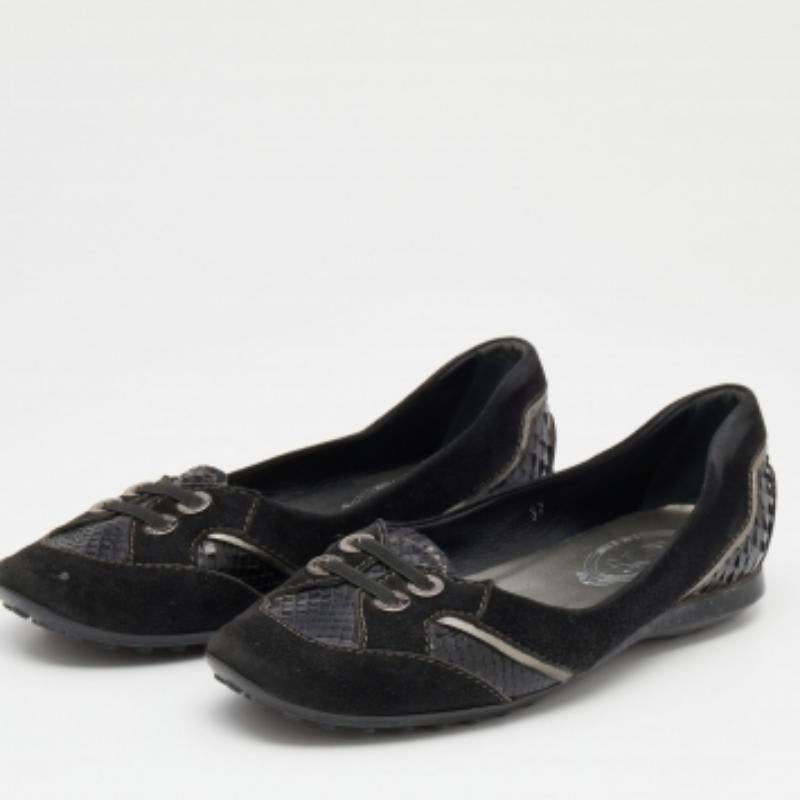 Jolie et facile à arborer, cette paire de ballerines signée Tod's mérite d'être achetée. Elles ont été confectionnées en daim et en cuir de python et sont dotées d'œillets sur l'empeigne. Les orteils ronds et les semelles en cuir complètent cette