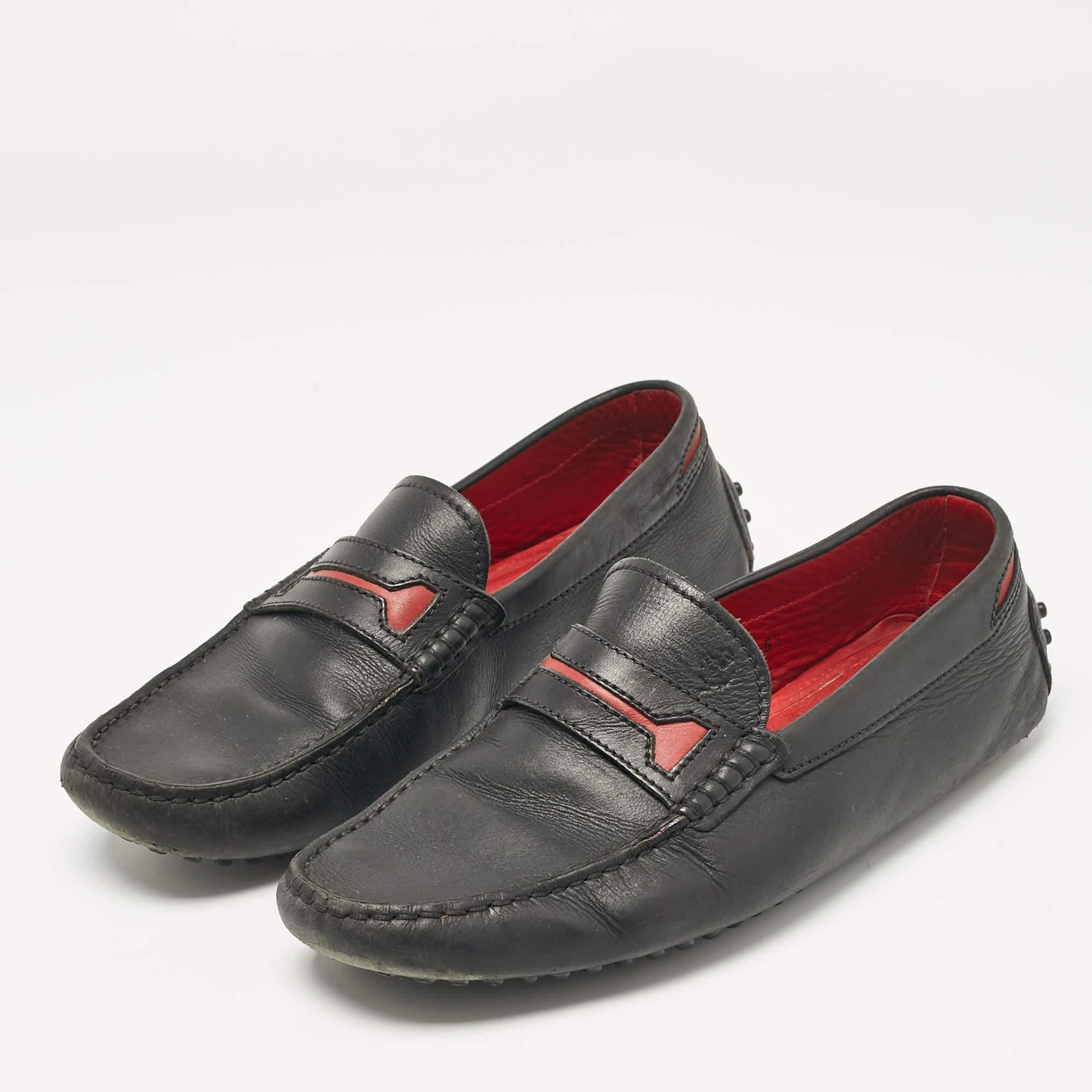 Zur perfekten Ergänzung Ihrer Kleidung  bringen wir Ihnen dieses Paar Loafer, die nichts als Stil ausstrahlen. Die Schuhe wurden mit viel Geschick gefertigt und sind so konzipiert, dass sie sich leicht anziehen lassen. Sie sind genau die richtige