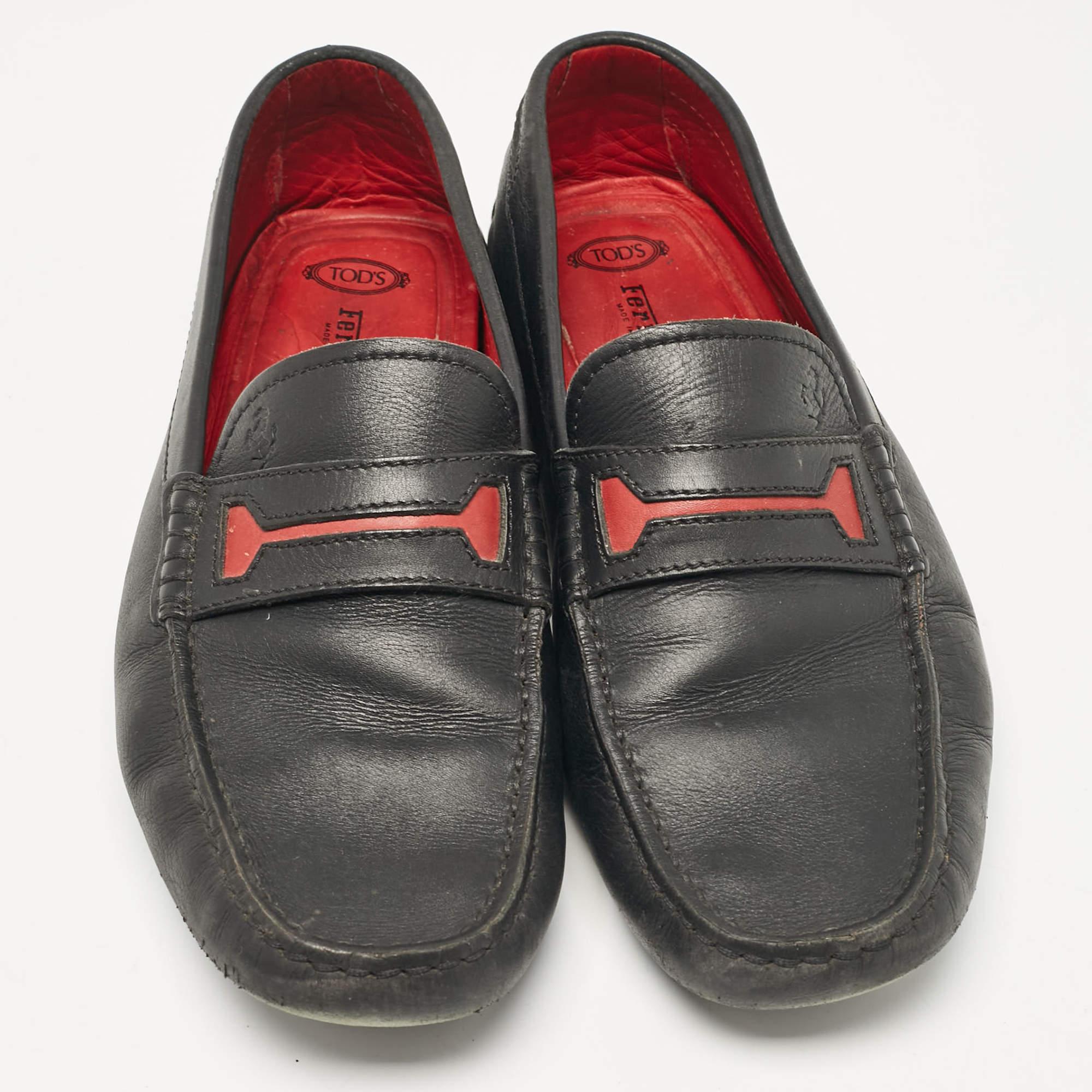 Tod's Schwarz/Roter Leder Slip on Loafers Slip auf Loafers Größe 39 im Zustand „Gut“ im Angebot in Dubai, Al Qouz 2