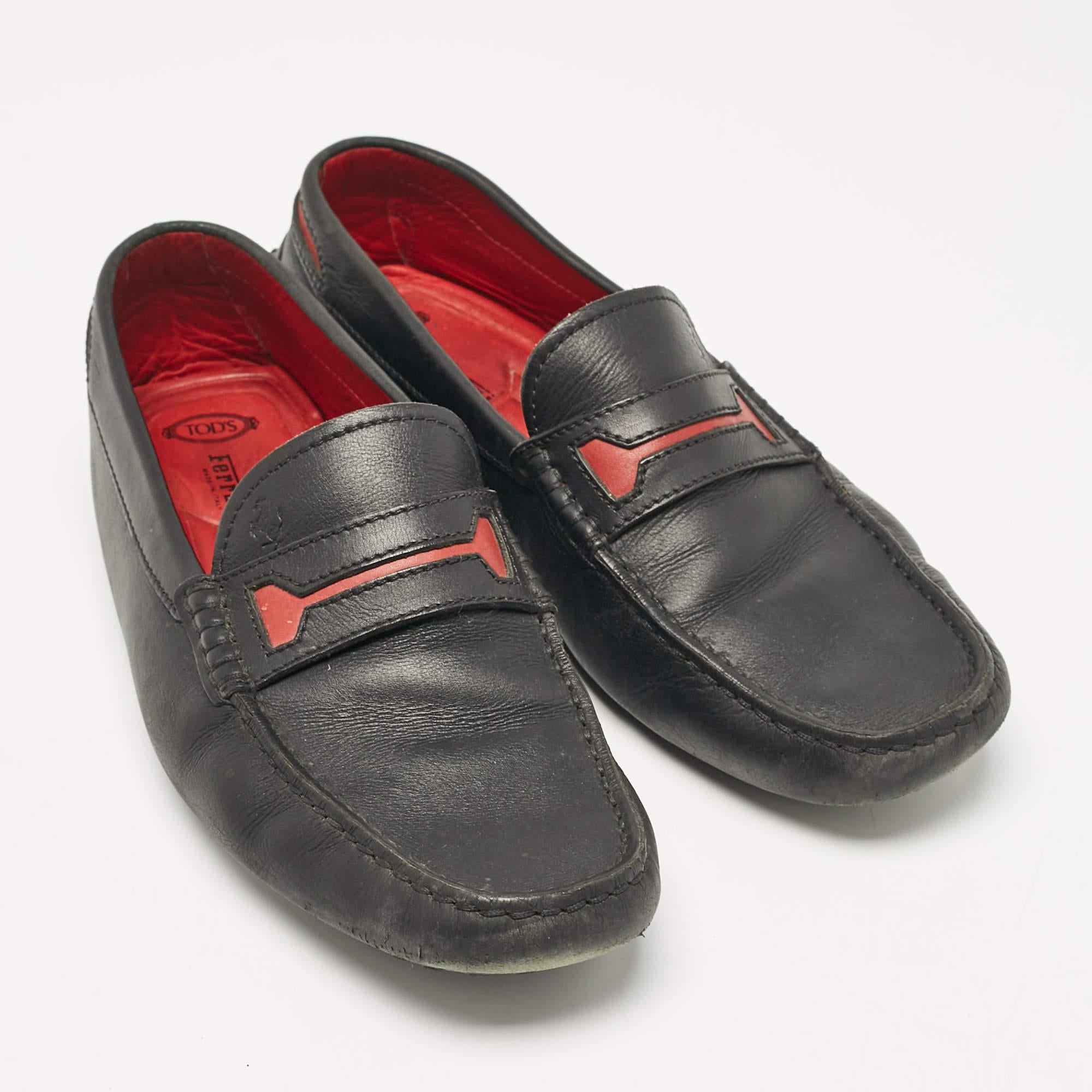 Tod's Schwarz/Roter Leder Slip on Loafers Slip auf Loafers Größe 39 Herren im Angebot