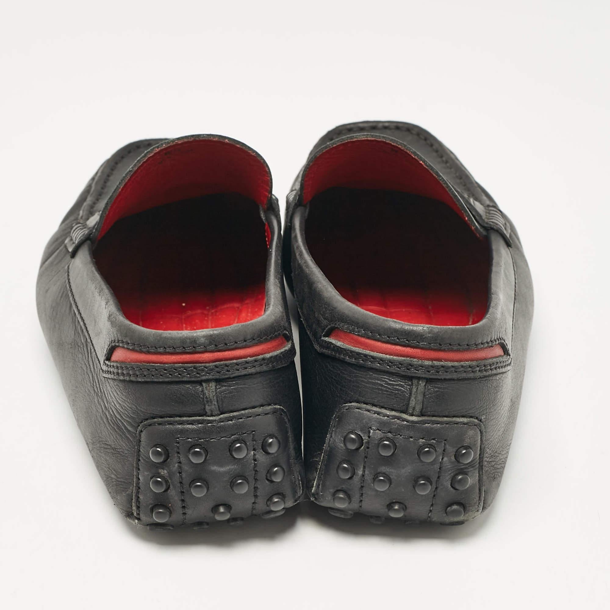 Tod's Schwarz/Roter Leder Slip on Loafers Slip auf Loafers Größe 39 im Angebot 1