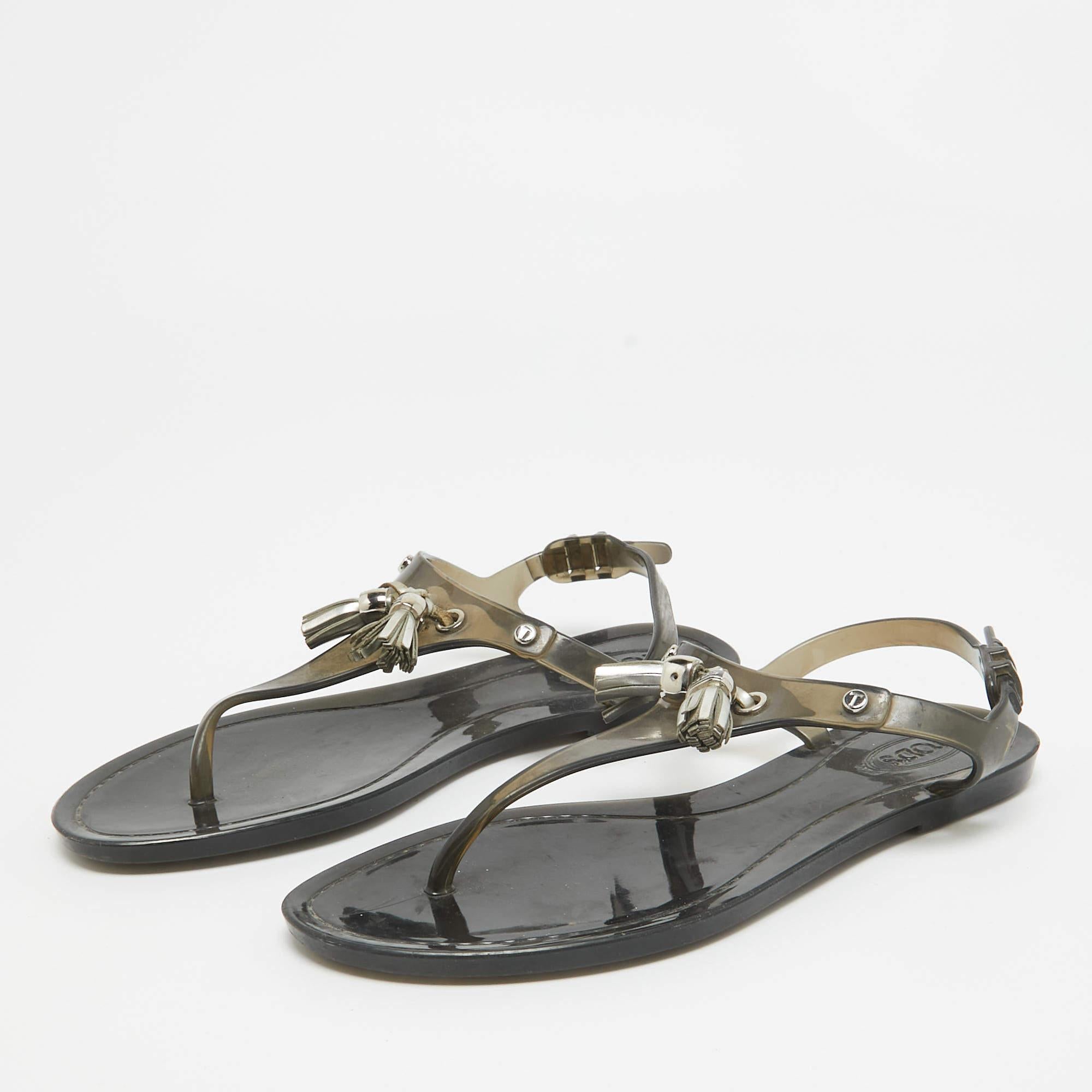 A perfect blend of luxury, style, and comfort. These designer flats are made using prime quality materials and frame your feet in the most elegant way. They can be paired with a host of outfits from your wardrobe. 