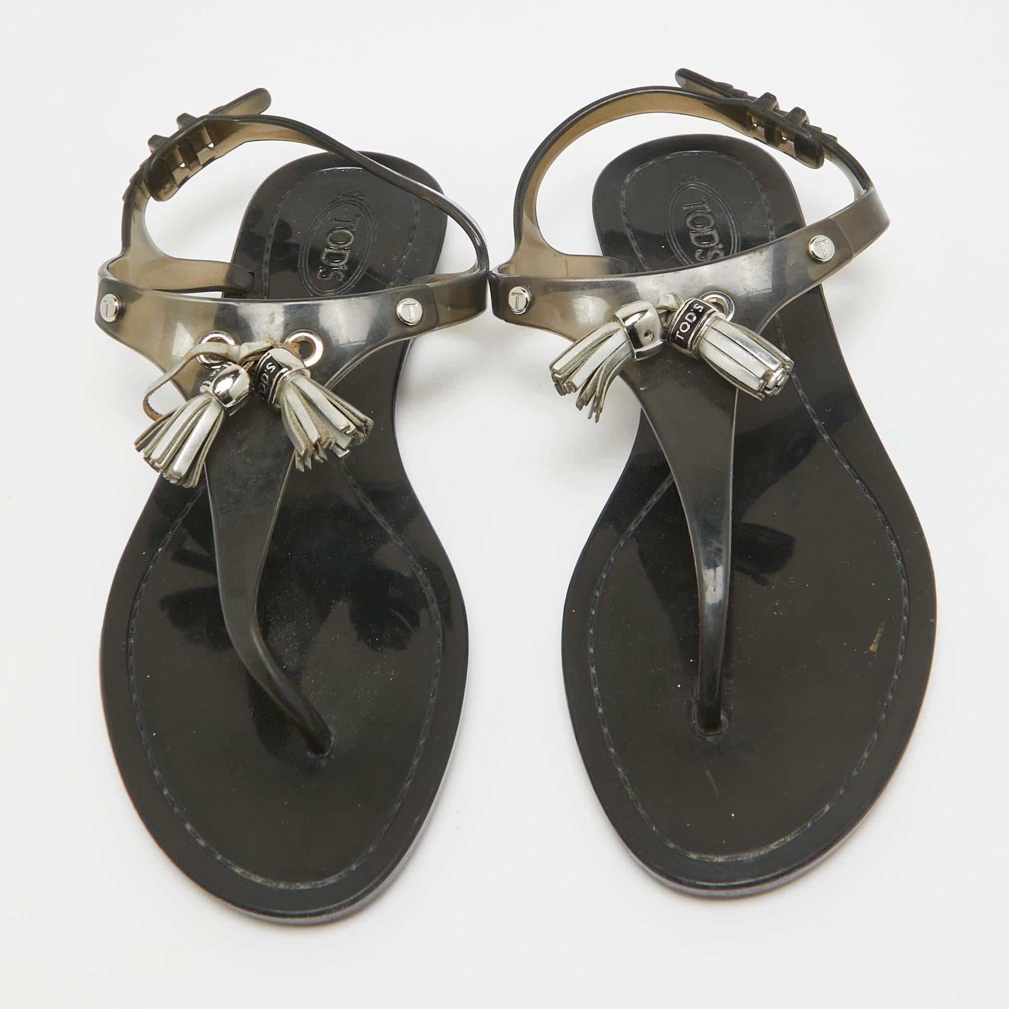 Tod's Black Rubber Slingback Thong Flats Size 37 In Good Condition For Sale In Dubai, Al Qouz 2