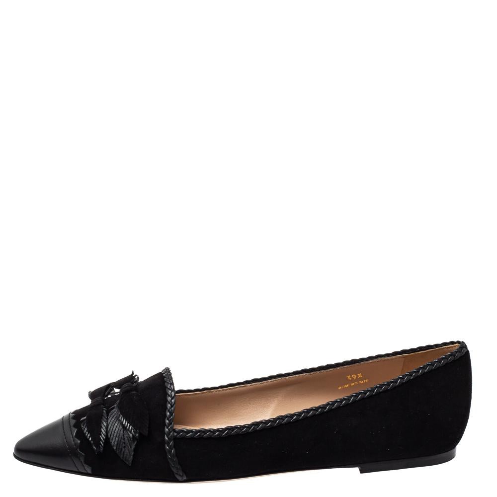 You know you are going to have a fabulous day the moment you put these flats on. They are a Tod's creation, meticulously crafted from suede and leather and endowed with comfortable insoles. The pointed-toe pair carries a classic black shade with