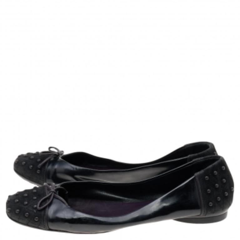 Ces chaussures plates de Tod's sont synonymes de style et de confort. Elles sont fabriquées en cuir et en daim dans une teinte noire sur l'extérieur, et le motif en losange avec des clous décore l'empeigne. Associez-les à votre robe préférée pour un