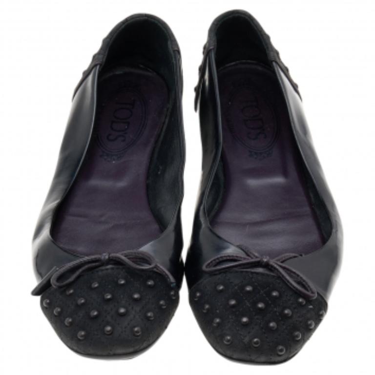 Tod's - Chausssures noires en daim et cuir avec nœud, taille 37 Bon état - En vente à Dubai, Al Qouz 2
