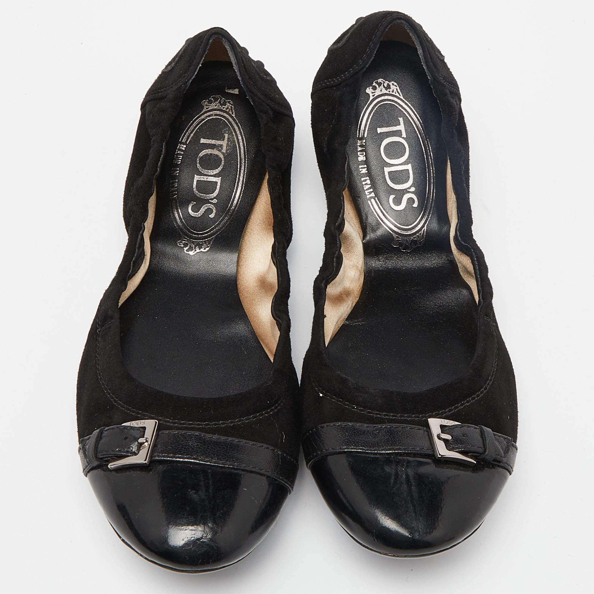 Tod's Black Suede and Leather Buckle Detail Scrunch Ballet Flats Size 36.5 In Fair Condition For Sale In Dubai, Al Qouz 2