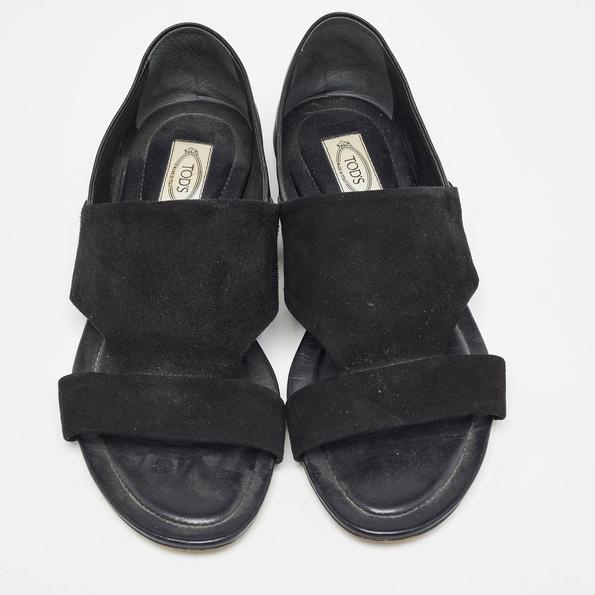 Tod's Black Suede and Leather Flat Sandals Size 38.5 In Good Condition For Sale In Dubai, Al Qouz 2