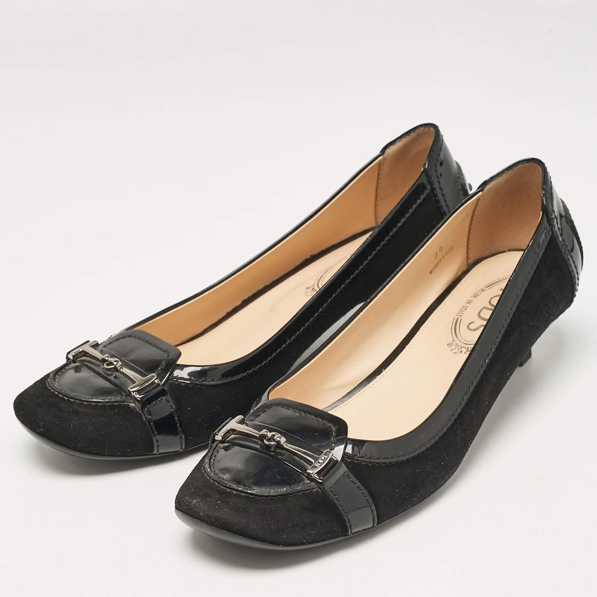 Exhibit an elegant style with this pair of pumps. These elegant shoes are crafted from quality materials. They are set on durable soles and sleek heels.