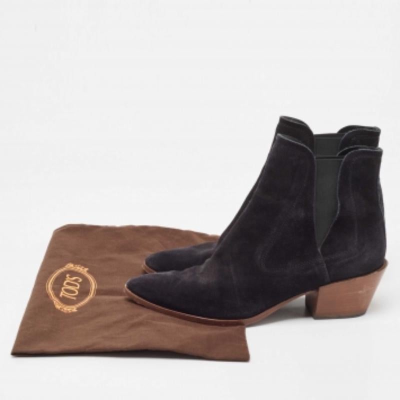 Stiefel sind ein unverzichtbarer Bestandteil Ihrer Garderobe, und diese aus hochwertigen Materialien gefertigten Stiefel sind eine gute Wahl. Dieses Paar mit den robusten Sohlen bietet das Beste an Komfort und Stil und passt hervorragend zu Skinny