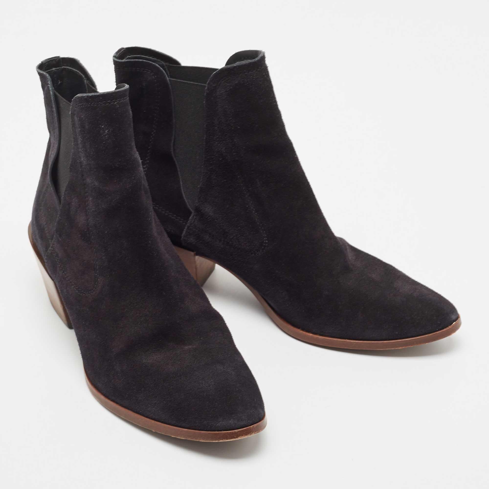Tod's Black Suede Ankle Boots Size 39.5 In Good Condition For Sale In Dubai, Al Qouz 2