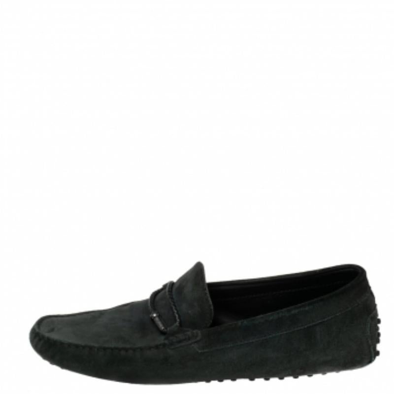 When it comes to loafers created by the House of Tod's, style, comfort, and reliability are guaranteed! These loafers are crafted luxuriously using black suede, with a braided bit motif on the vamps. They display black-tone hardware and a slip-on