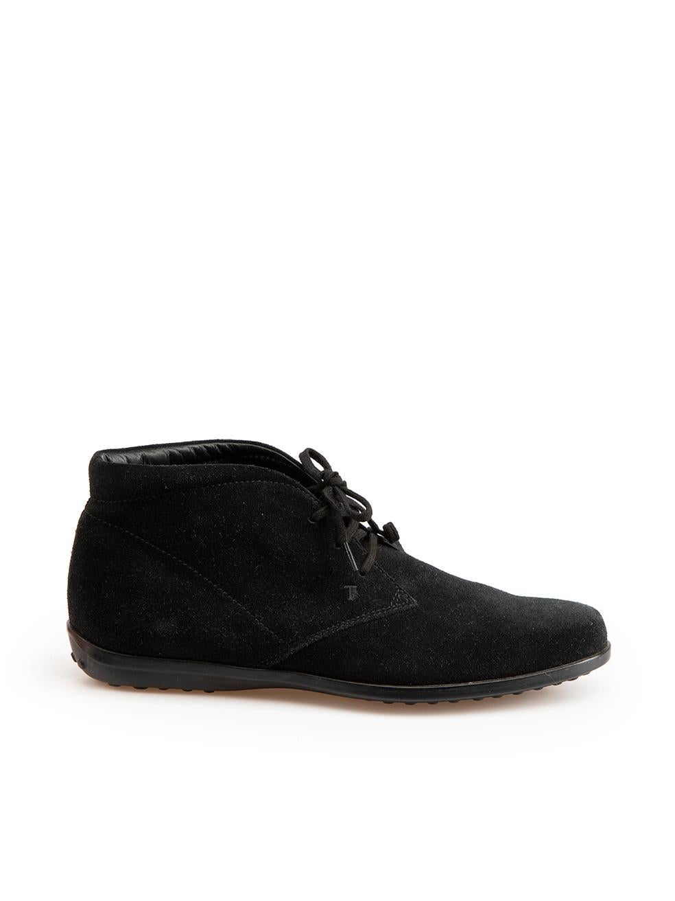 L'ÉTAT est très bon. L'usure minimale des bottes est évidente. Usure minimale aux deux orteils et légère décoloration du daim sur cet article de revente Tod's d'occasion. Ces chaussures sont accompagnées de leur boîte d'origine et d'un sac à