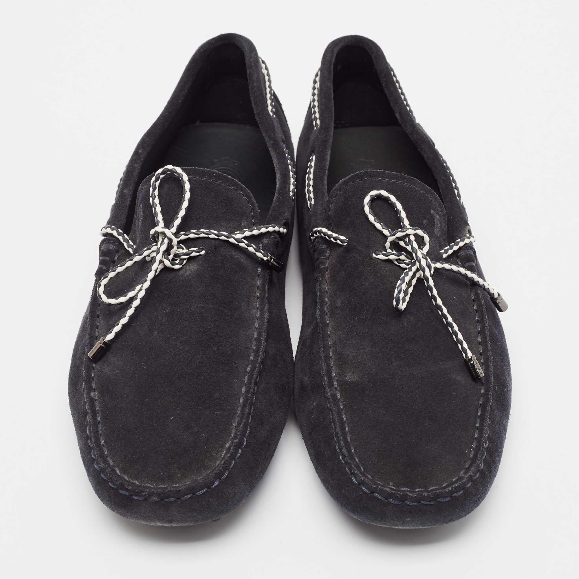 Tod's Black Suede Driver Loafers Size 39.5 In Good Condition For Sale In Dubai, Al Qouz 2