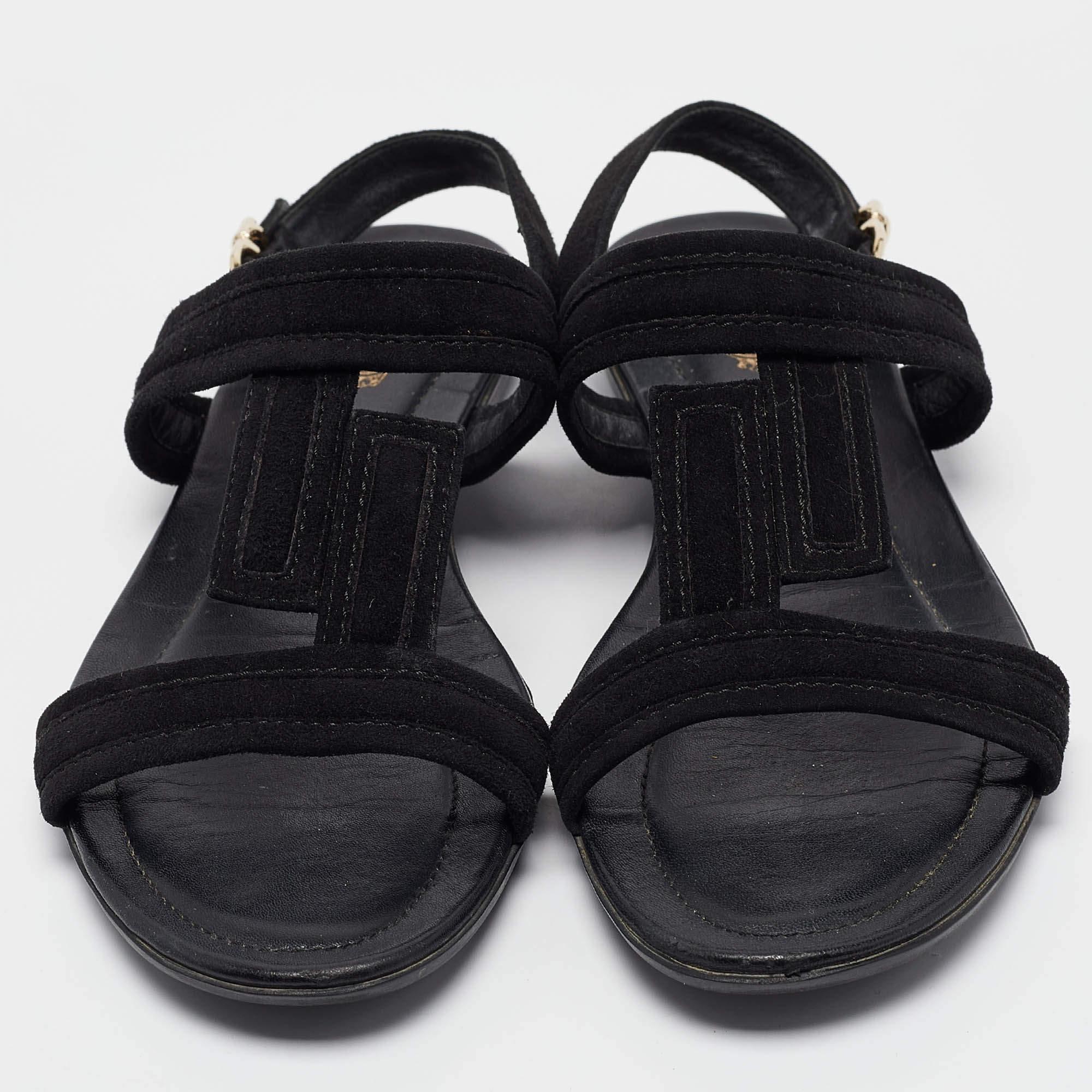 Tod's Black Suede Flat Sandals Size 38.5 In Good Condition For Sale In Dubai, Al Qouz 2