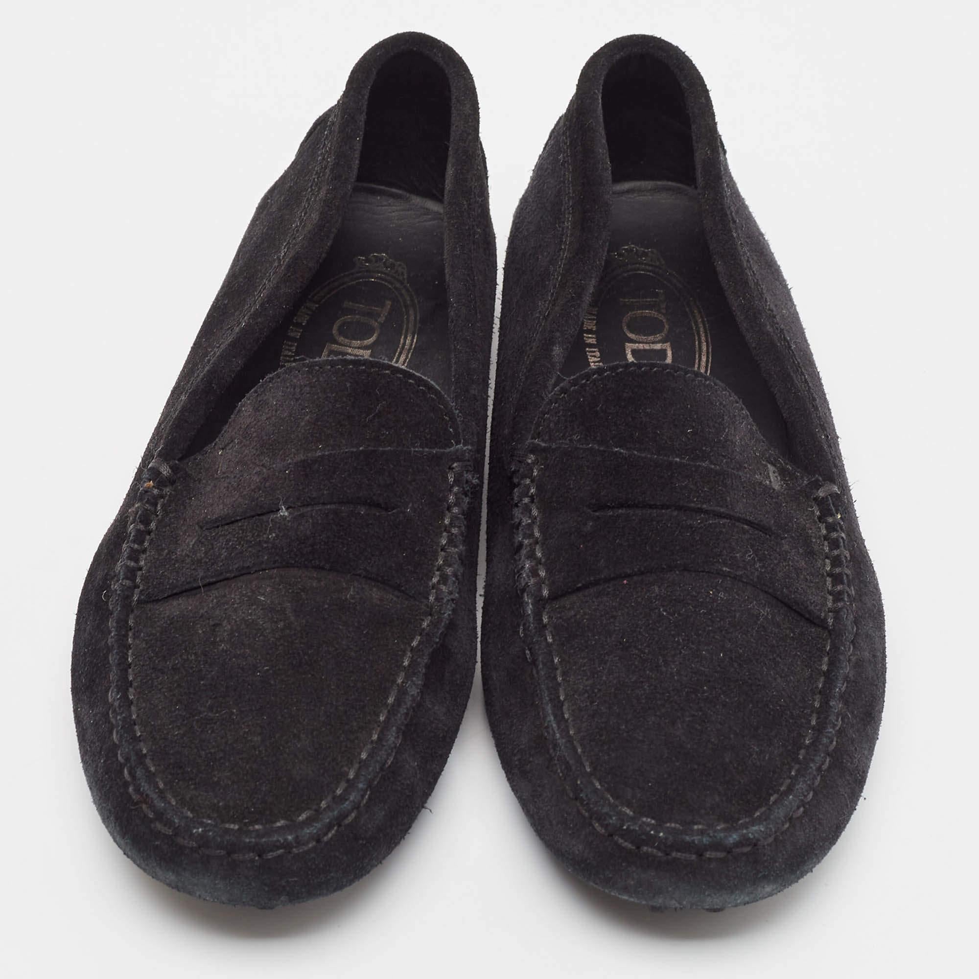 Nero Mocassini Gommino in pelle scamosciata nera di Tod's Taglia 37,5 in vendita