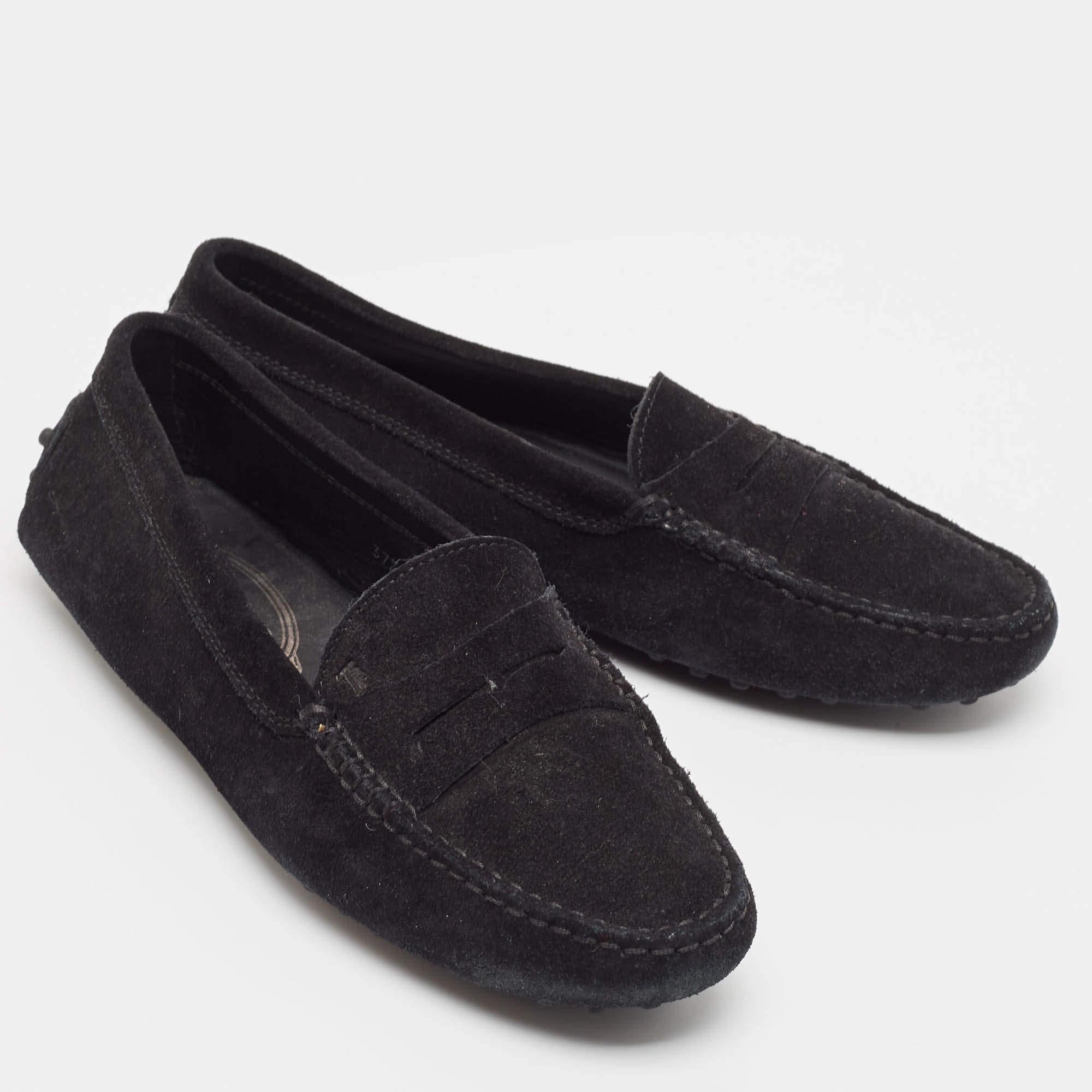Mocassini Gommino in pelle scamosciata nera di Tod's Taglia 37,5 In condizioni buone in vendita a Dubai, Al Qouz 2