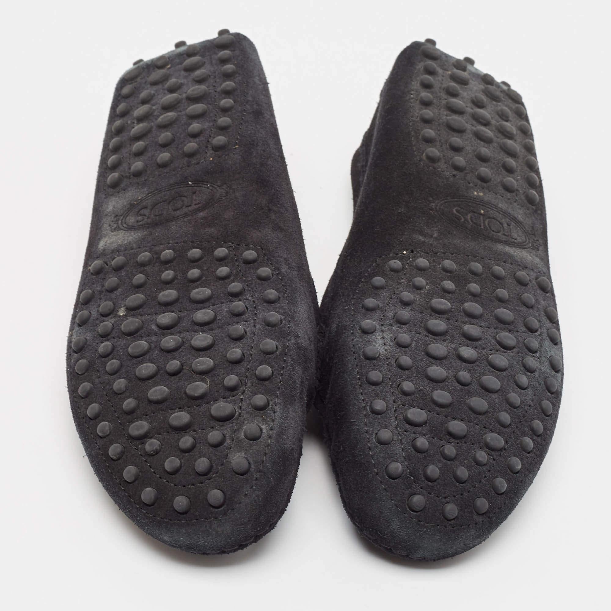 Mocassini Gommino in pelle scamosciata nera di Tod's Taglia 37,5 in vendita 1